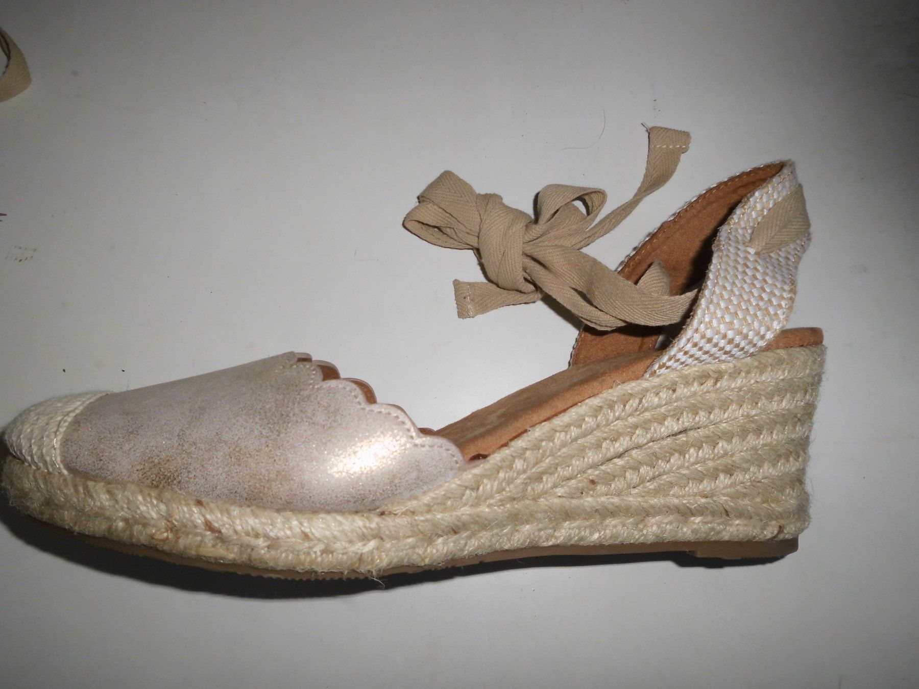 Scarpe da donna: Escarpins beige d'oré P. 41 – Nuovo (secondo la descrizione) da Marin-Epagnier venduto da Madja 2