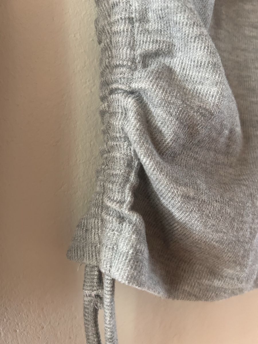 Tops: Graues Y2K Top mit Ausschnitt – Gebraucht aus Wetzikon ZH von rachele_nocco 3
