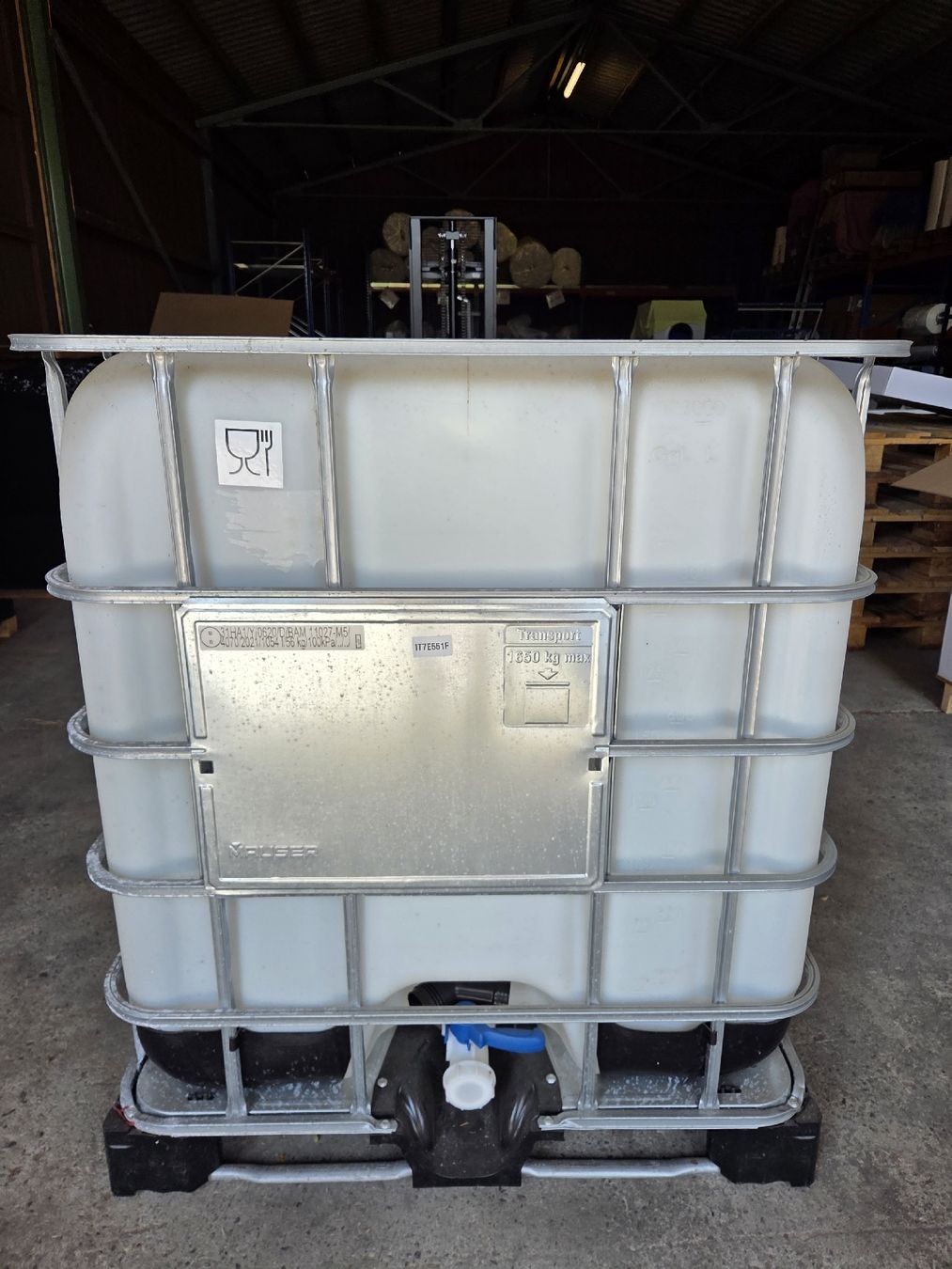 Abbeveratoi e trogoli: IBC Container 1000l mit Auslaufhahn, Wassertank – Usato da Schaffhausen venduto da Octo2 1