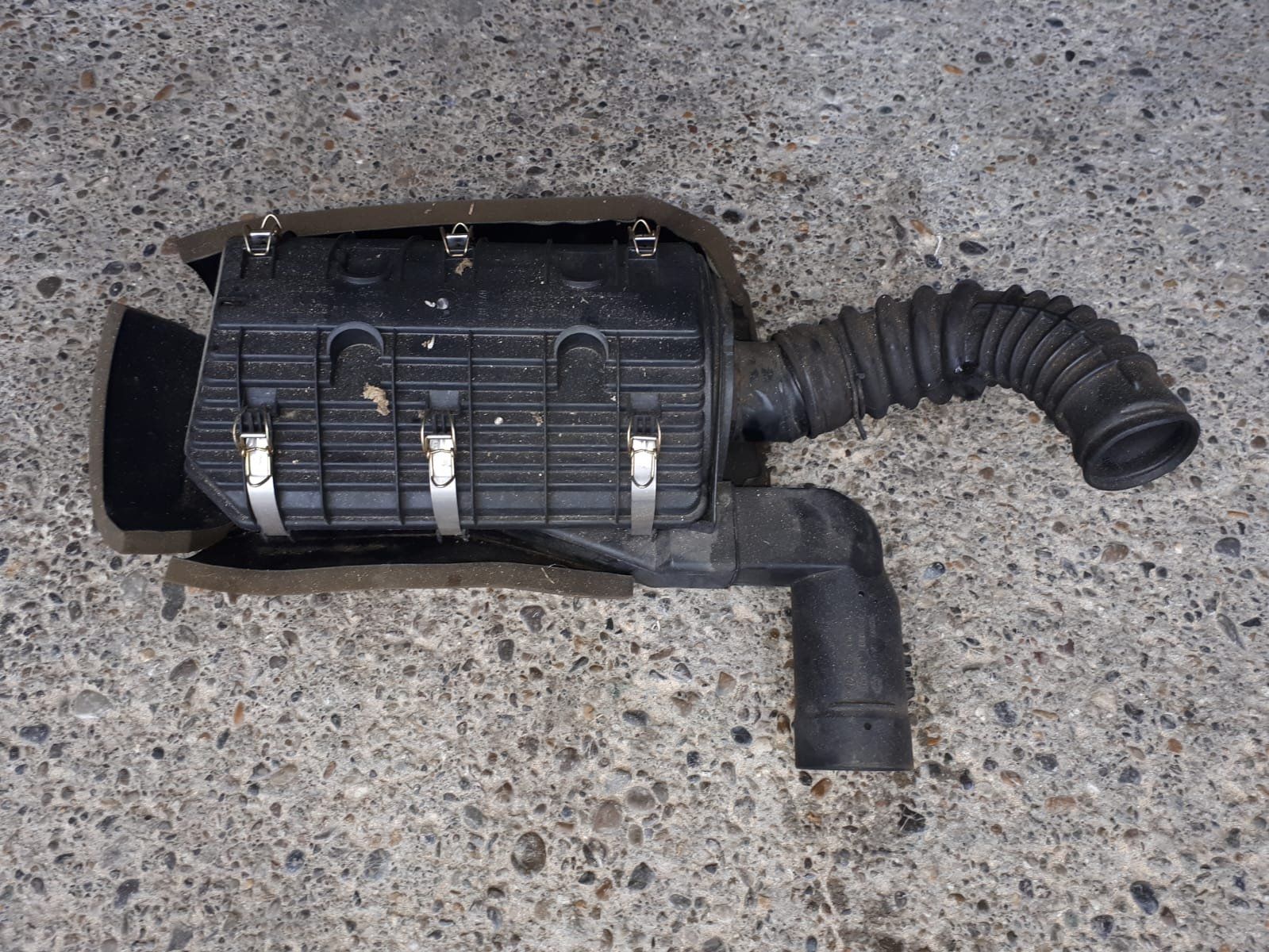 Volkswagen Tutti pezzi di ricambio auto: Luftfiltergehäuse mit Luftfilter VW LT 35 – Usato da Flawil venduto da Noemli_2 2
