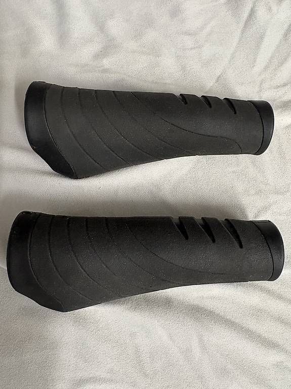 Ersatzteile: Ergonomische Mtb-Griffe  – Gebraucht aus Braunau von Berbrig