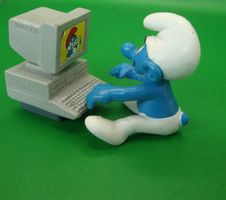 COMPUTERSCHLUMPF D.GRAUE STANDFÜSSE SCHLEICH GERMANY