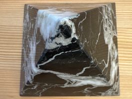 Pyramide aus Marmor (Seitenlänge 10.6 cm, Höhe ca. 10 cm)