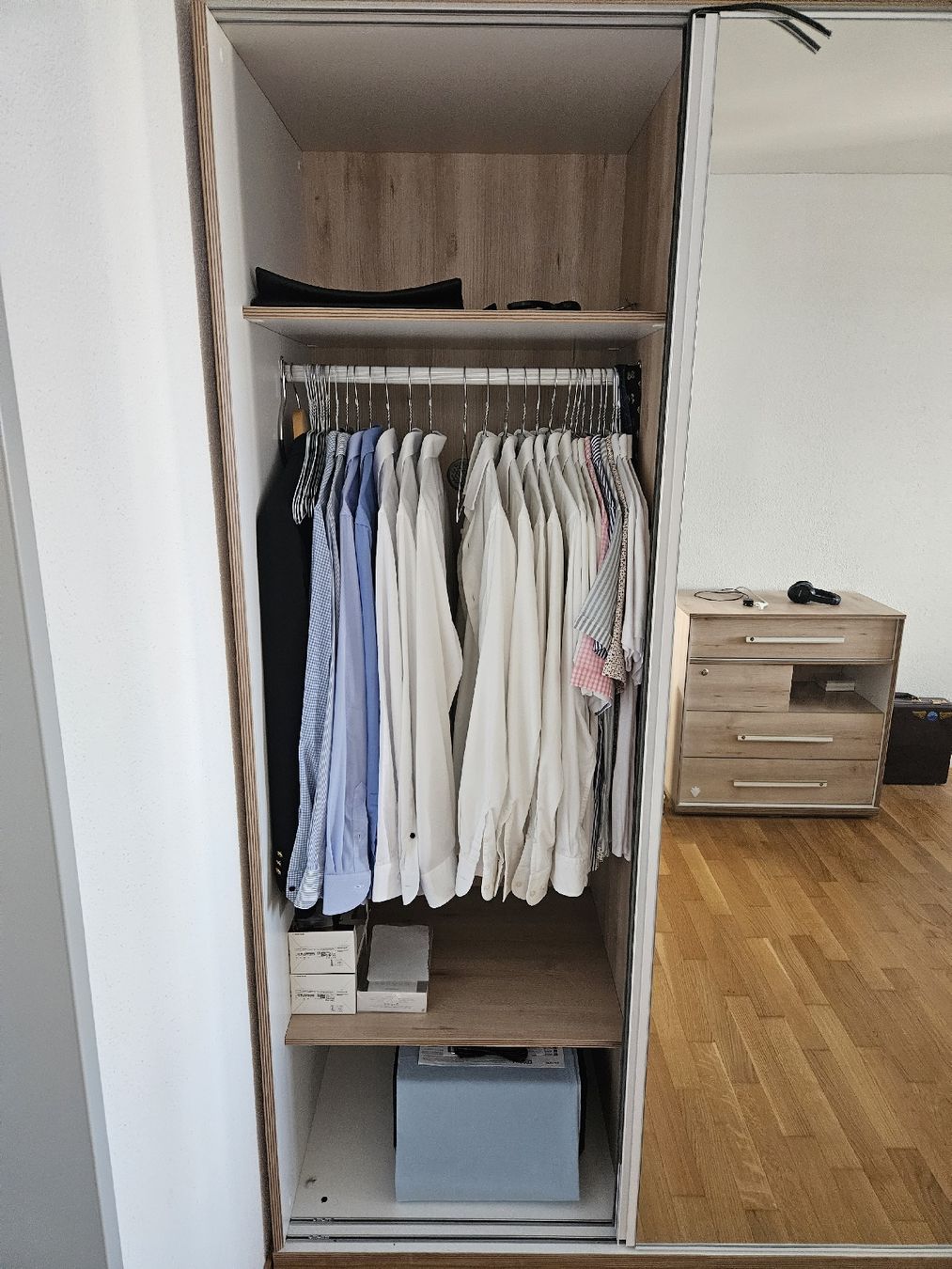 Schränke: Zweiteiliger Kleiderschrank mit Spiegel – Gebraucht aus Obfelden von HBCQW 1