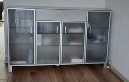 Sideboard mit Glastüren und Schublade, silber, gebraucht