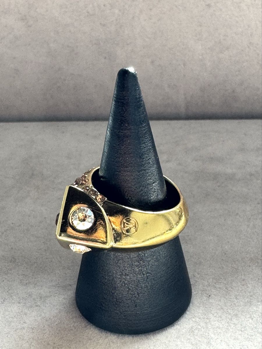 Louis Vuitton Anelli: LOUIS VUITTON Crystals Trunkies Ring – Usato da Kriens venduto da hannaandkiko 1