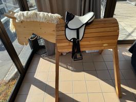 Holzpferd mit Sattel sehr guter Zustand