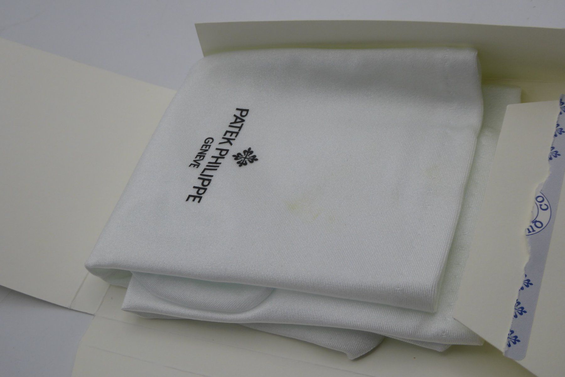 Patek Philippe Guanti & manicotti: Patek philippe gloves white color M Size stretch – Nuovo e nell'imballaggio originale da Geneve venduto da adr_xk6n 1