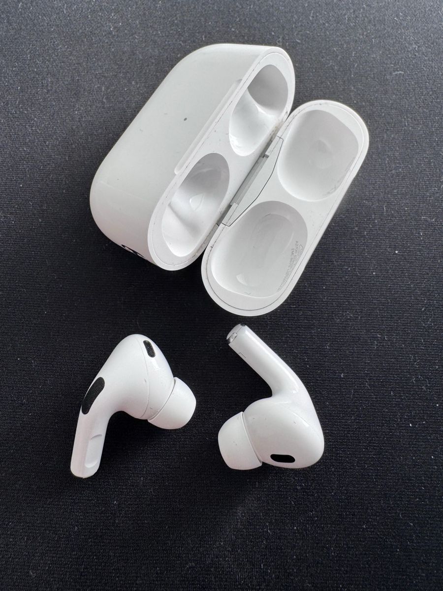 Apple Cuffie: Apple Airpods Pro 2  – Nuovo (secondo la descrizione) da Belmont-Lausanne venduto da Michelle_Srdr_
