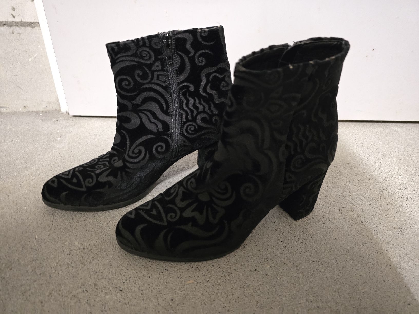 Damenschuhe: Schwarze Stiefeletten Gr. 38 mit Muster Blockabsatz – Gebraucht aus Laufenburg von may_r2st