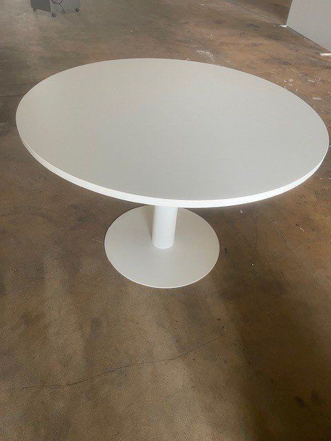 Table ronde blanche (D'occasion) à Echallens pour CHF 100 – retrait ...