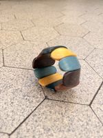 Farbiges Holzarmband mit Gummizug