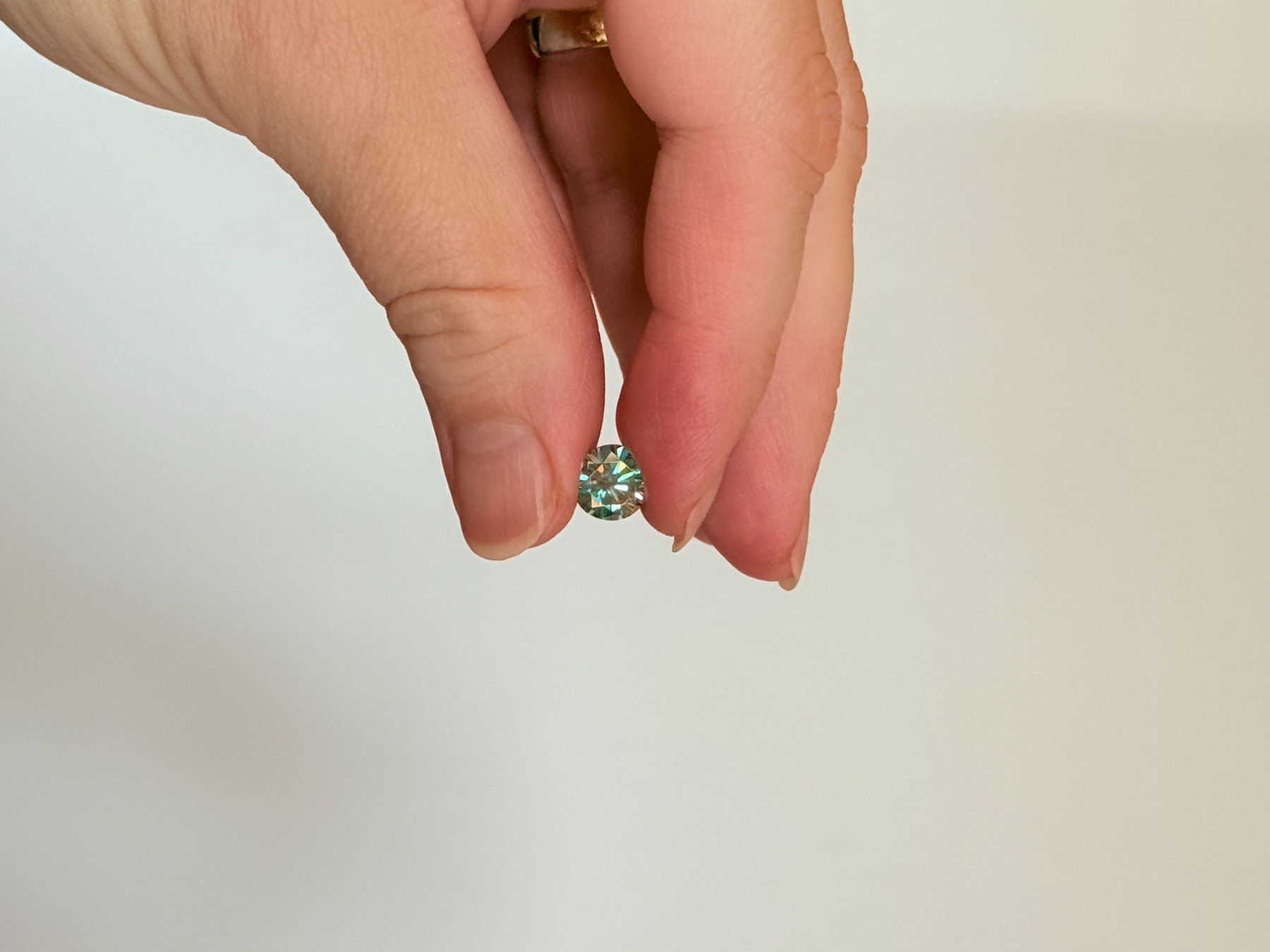 Minerali & Pietre curative: 8mm 2 carats 1 pc Moissanite green – Nuovo e nell'imballaggio originale da Genève venduto da AWWA 7