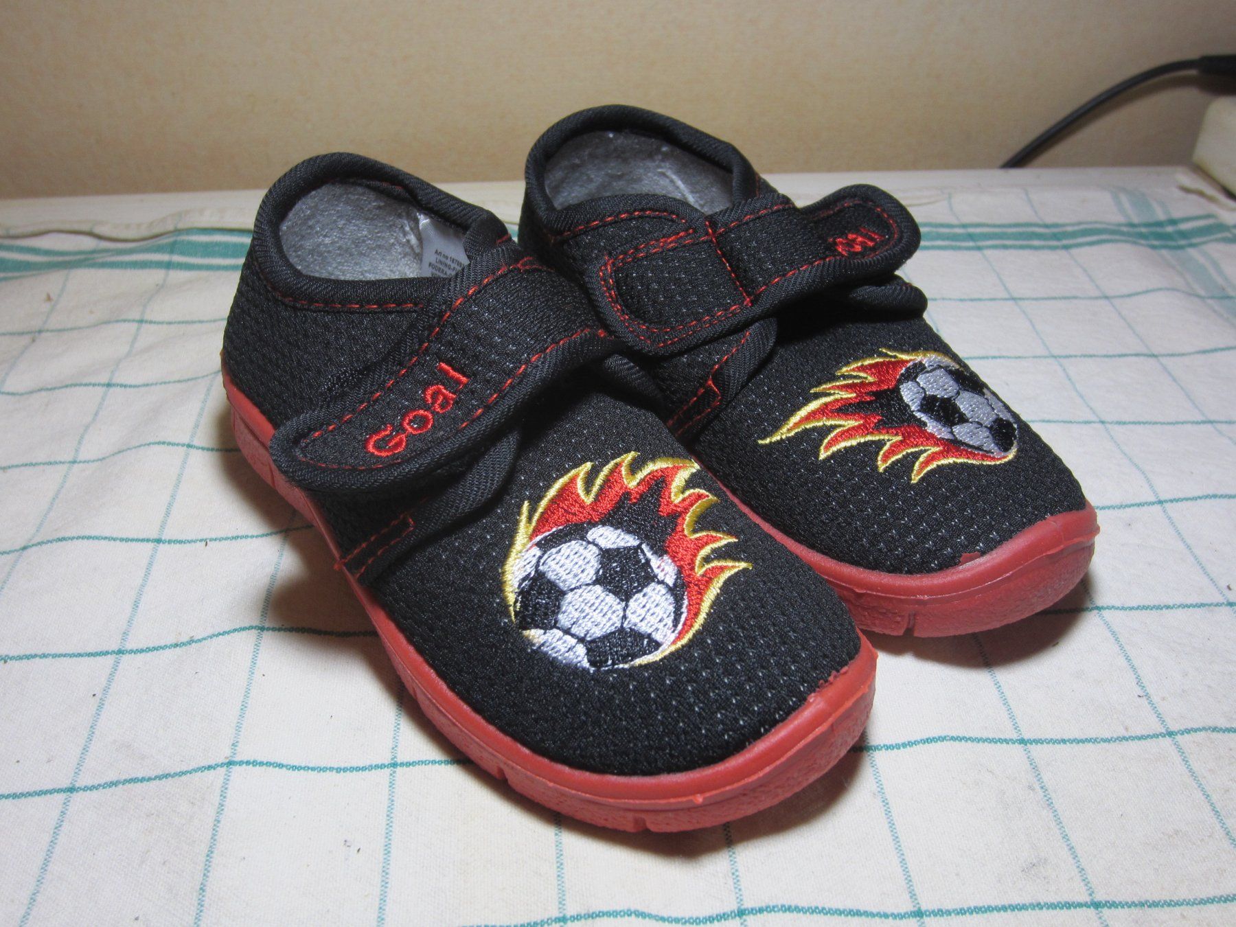 Scarpe per ragazzi: Kinderfinken Grösse 26 ab 1 Franken – Nuovo (secondo la descrizione) da Bachenbülach venduto da Fishair