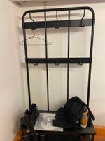 Schwarze Garderobe aus Metall mit Schuhablage