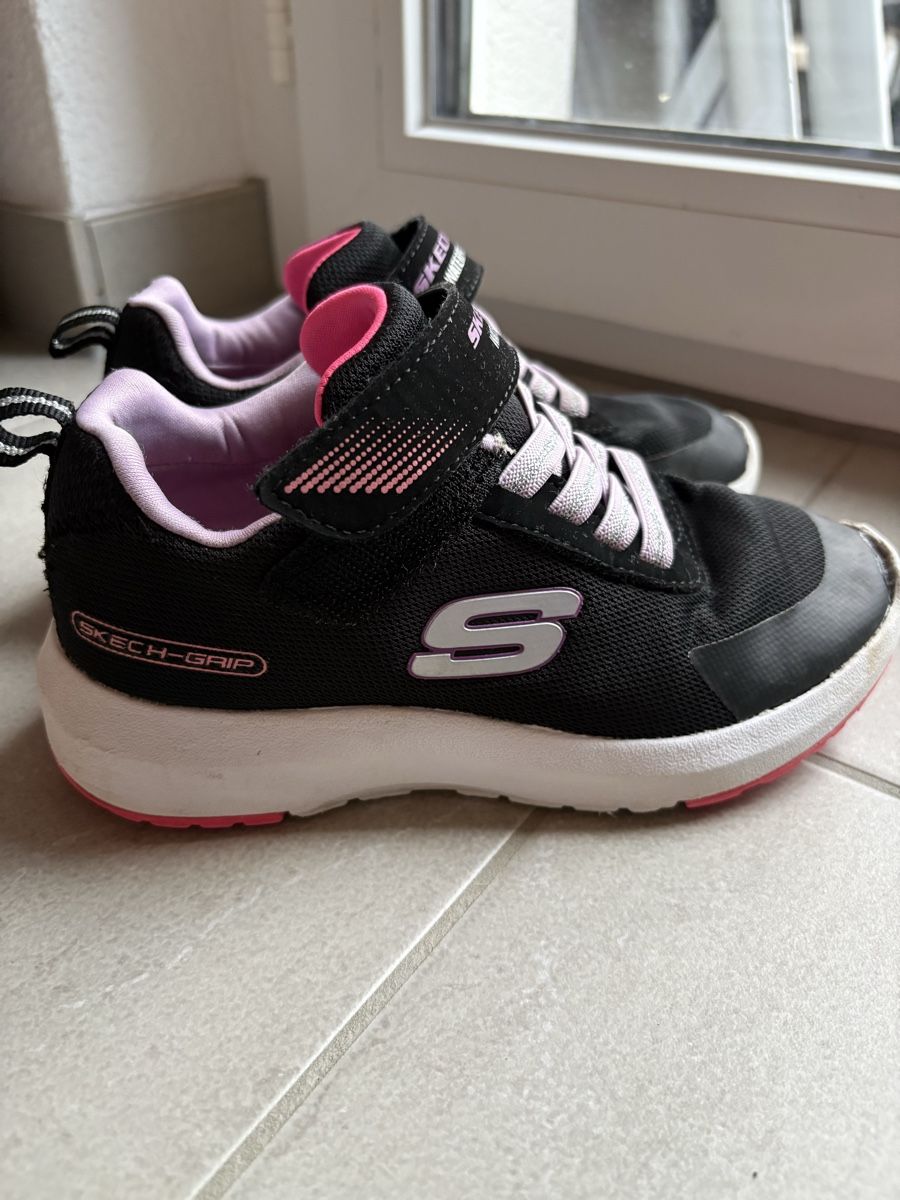 Skechers Schuhe für Mädchen: Mädchen Turnschuhe Gr. 28 – Gebraucht aus Wolfhausen von lala_wolfhausen