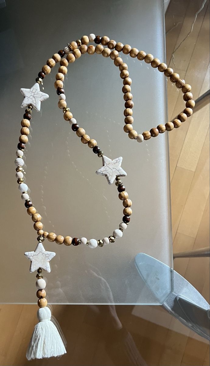 Catenine: Collier ethnique perles bois et étoiles blanches pompon – Usato da Genève venduto da Libellule477