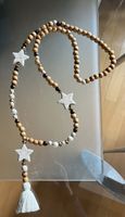 Collier ethnique perles bois et étoiles blanches pompon