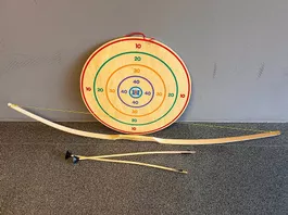 Arc, flèches et cible en bois