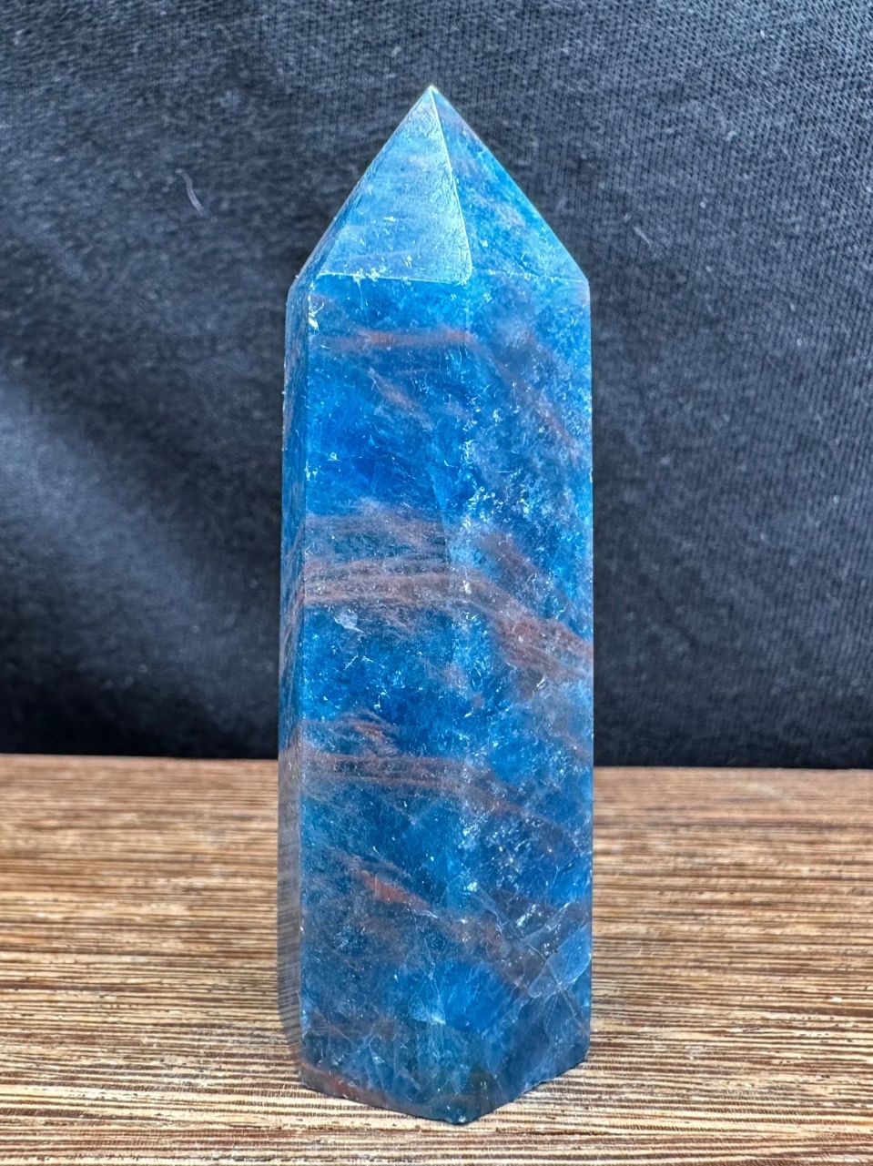 Minerali & Pietre curative: Blauer Apatit Obelisk, Turm, Spitze – Nuovo e nell'imballaggio originale da Männedorf venduto da Handschmeichler 1