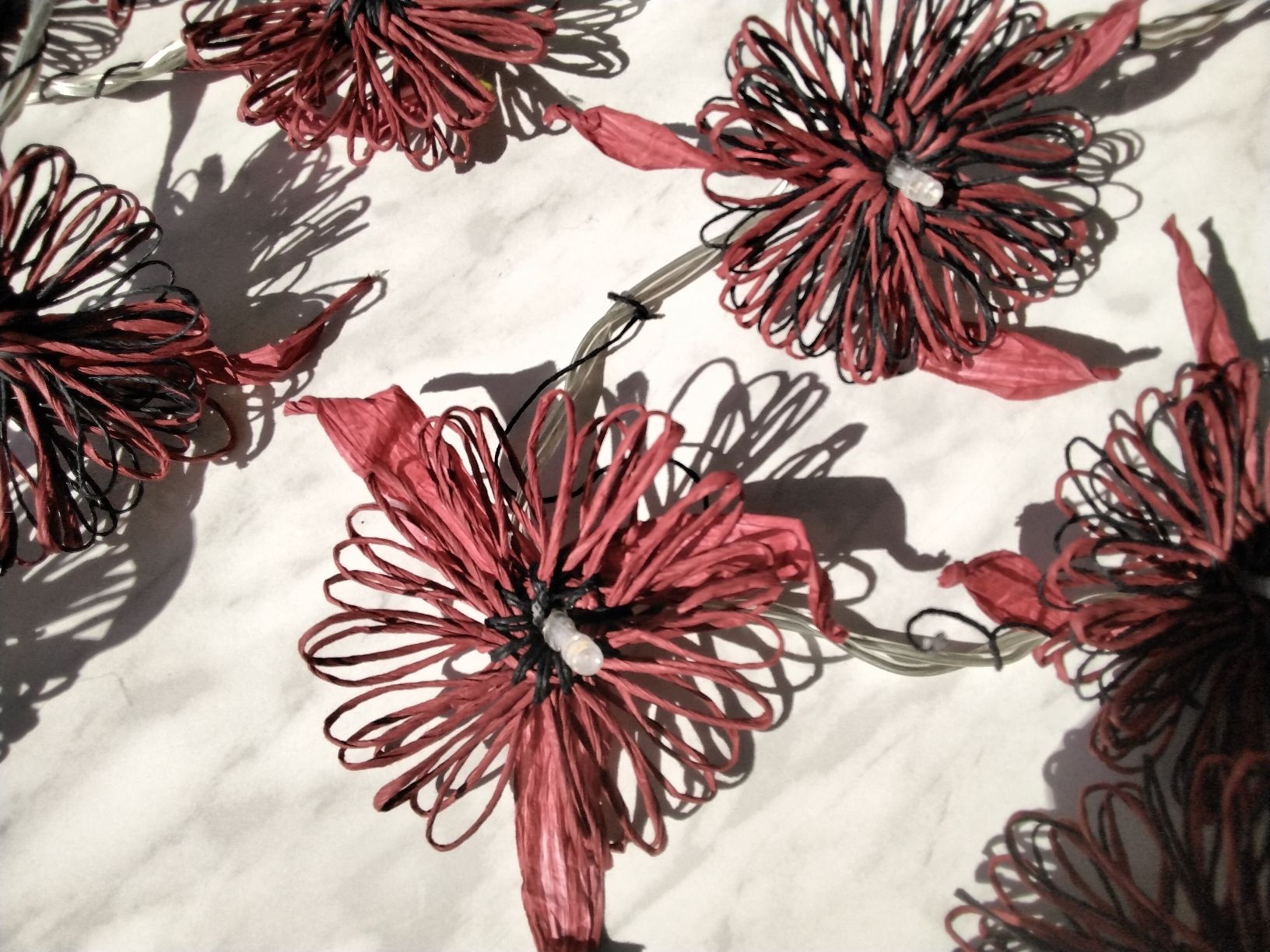 Ghirlande e barre luminose: LICHTERKETTE BLUMEN ROT SCHWARZ – Nuovo (secondo la descrizione) da Biel/Bienne venduto da dasi3 3