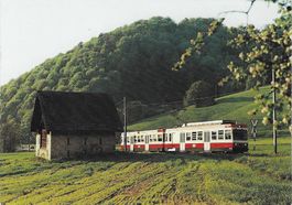 Pendelzug der Waldenburgerbahn vor Station Lampenberg