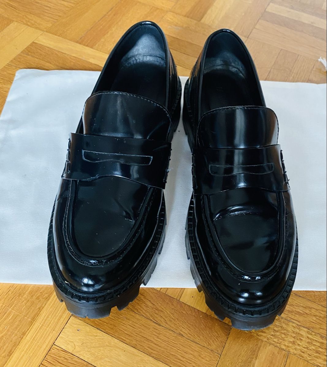 Massimo Dutti Scarpe da donna: Schwarze Lack-Loafer mit Profilsohle – Usato da Lugano venduto da mariavenezia 3