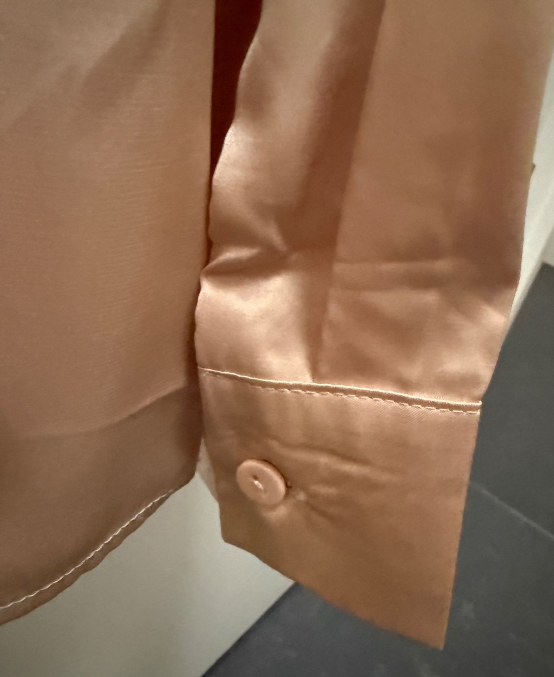 Blusen: Bluse goldfarben glänzend mit V-Ausschnitt - Grösse S – Gebraucht aus Hunzenschwil von Reche71 3