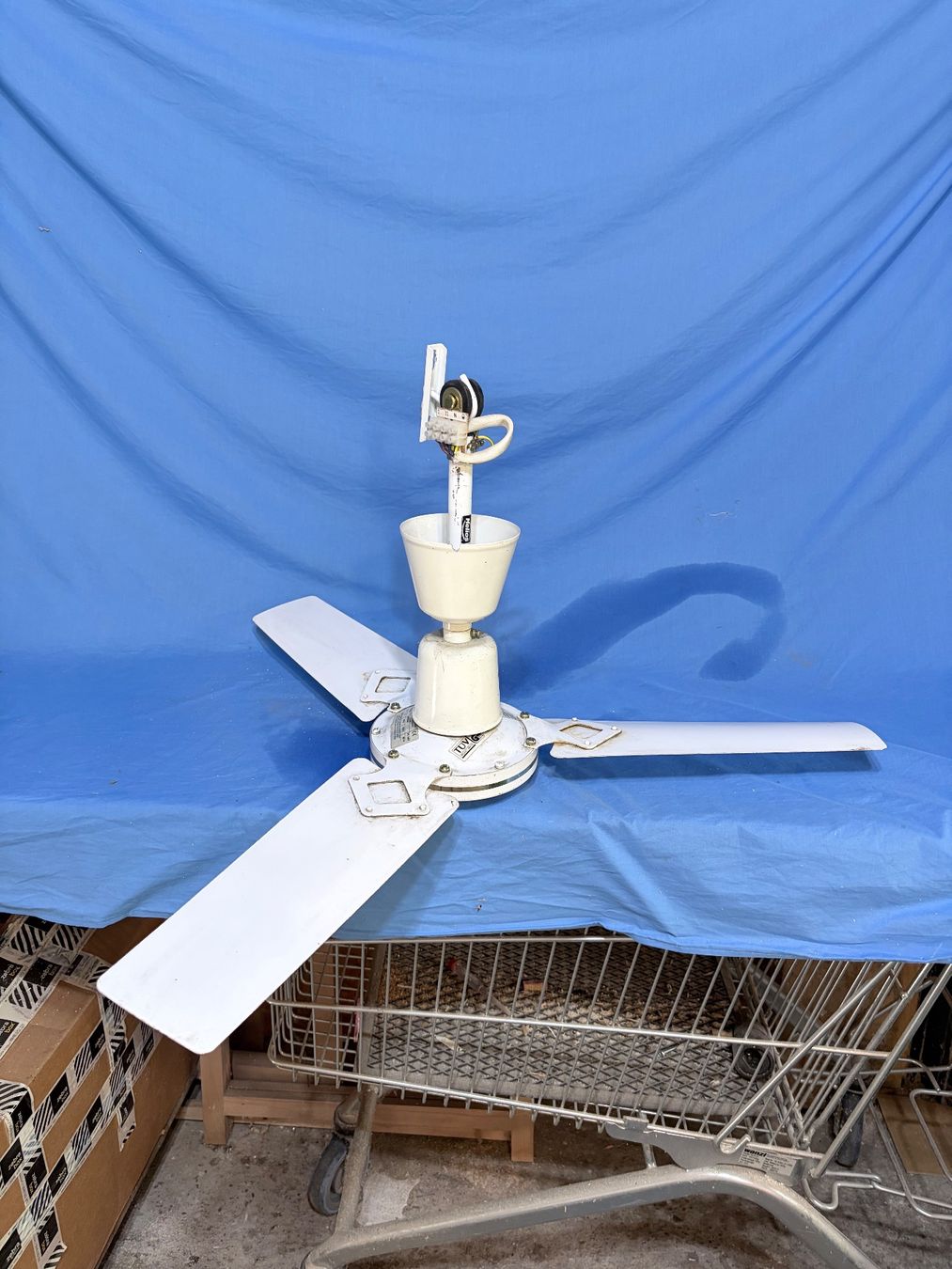Ventilatoren: Deckenventilator Weiss, 50W, – Gebraucht aus Sevelen von Tschitschi