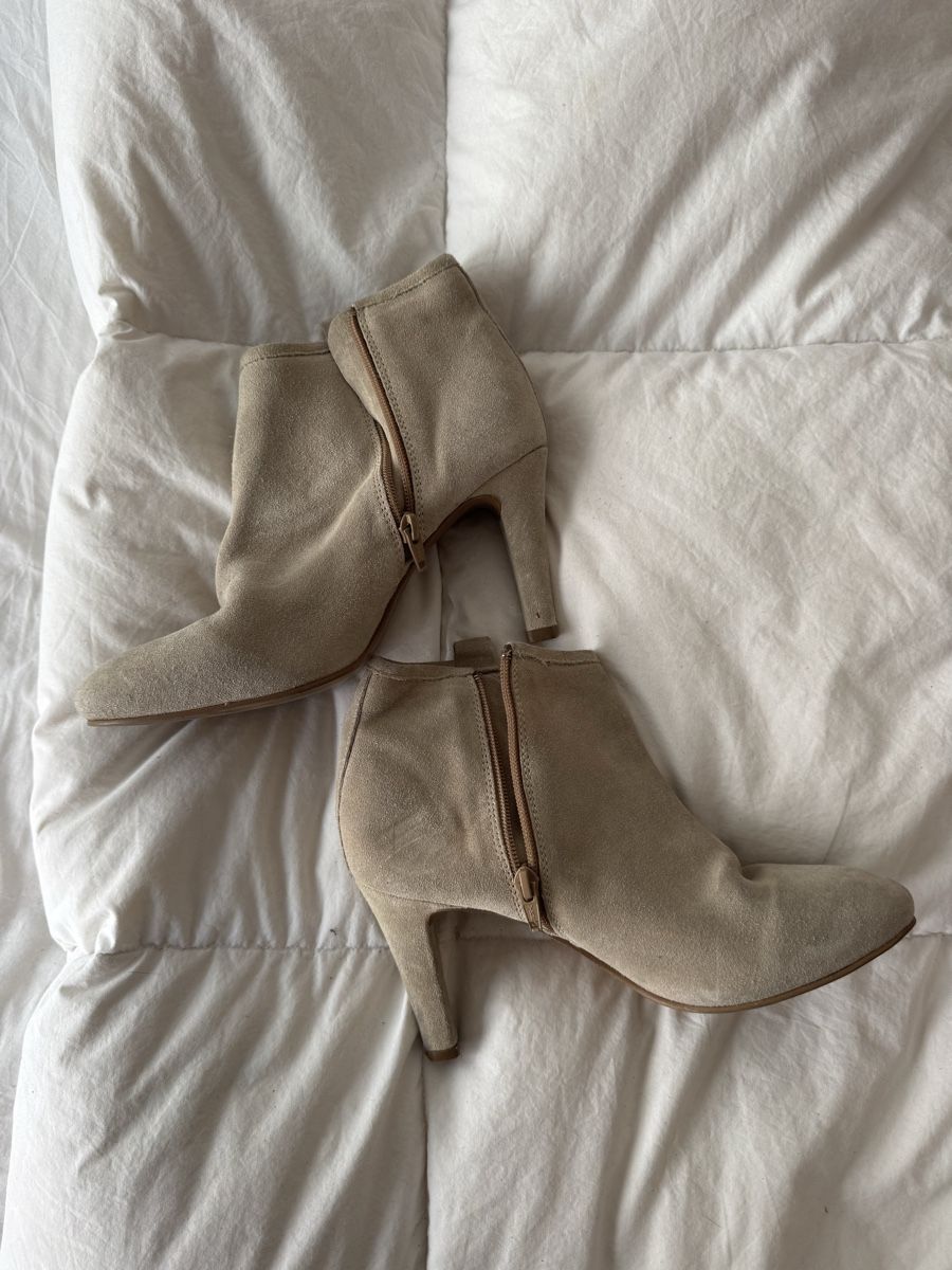 Damenschuhe: Bottines élégantes en daim beiges, taille 40 – Gebraucht aus Genève von lejardindesvetements 1