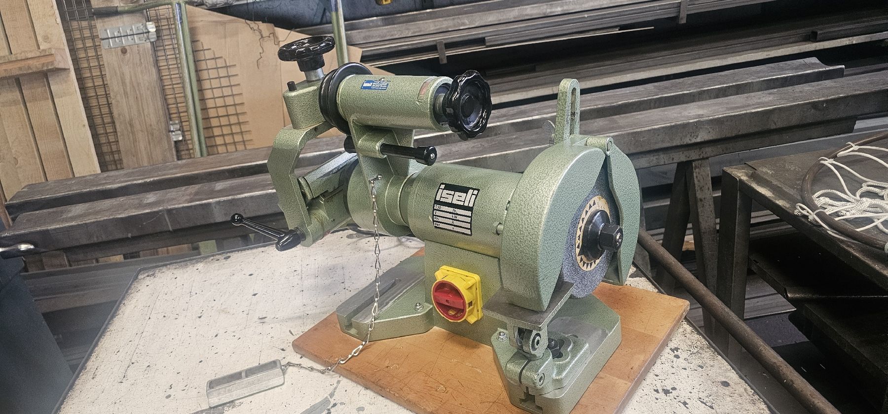 Iseli Schleifen & Polieren: ISELI Stechbeitelschärfmaschine – Gebraucht aus Emmenbrücke von inf_l8yf 8