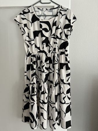 Sommerliches Midikleid mit Muster, Grösse M neuwertig