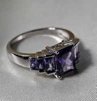 Wunderschöner Ring mit funkelndem lila Zirkonia, Gr. 8