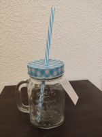 Getränkeglas mit Deckel und Strohalm