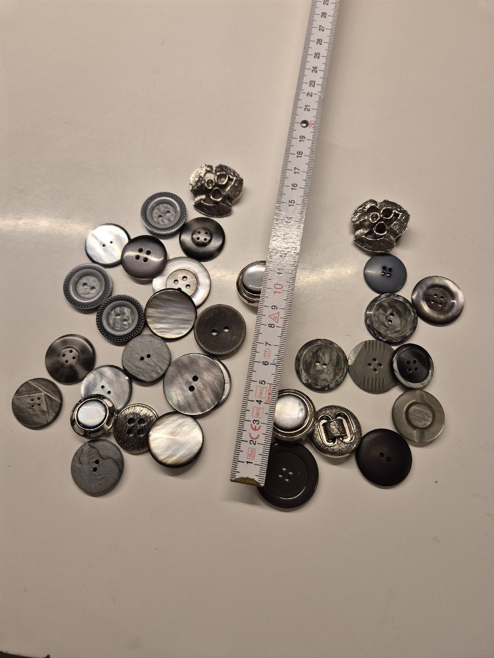 Boutons: Knöpfe gemischt grau / silber – D'occasion à Krauchthal par SamsPuce 1