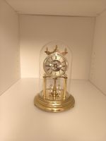 Tischuhr Bucheurer mit Pendel unter Glashaube Gold