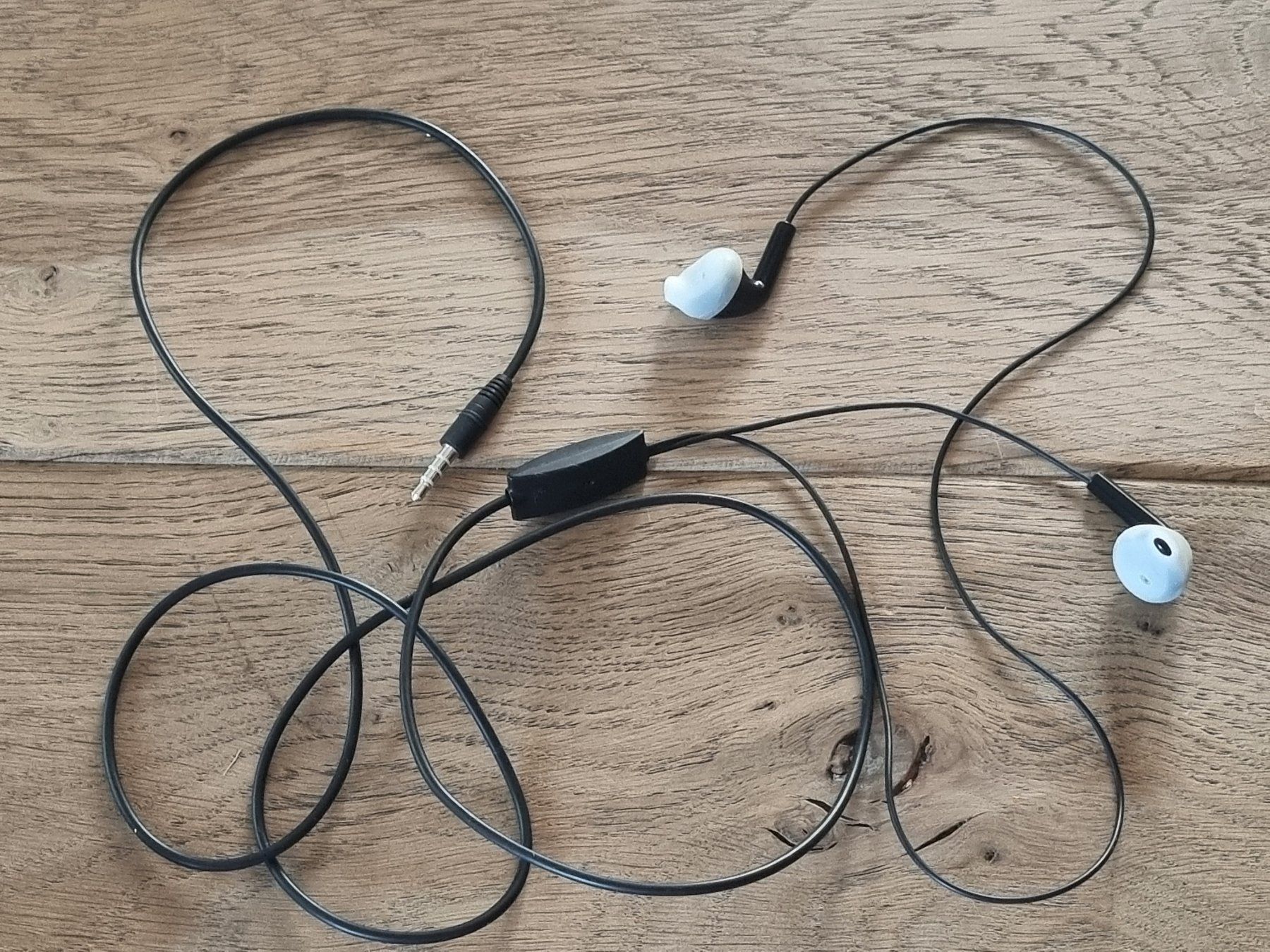 Samsung Cuffie: Écouteurs Samsung noir avec commande filaire et prise jac... – Usato da Lavey-les-Bains venduto da Etre-Ange