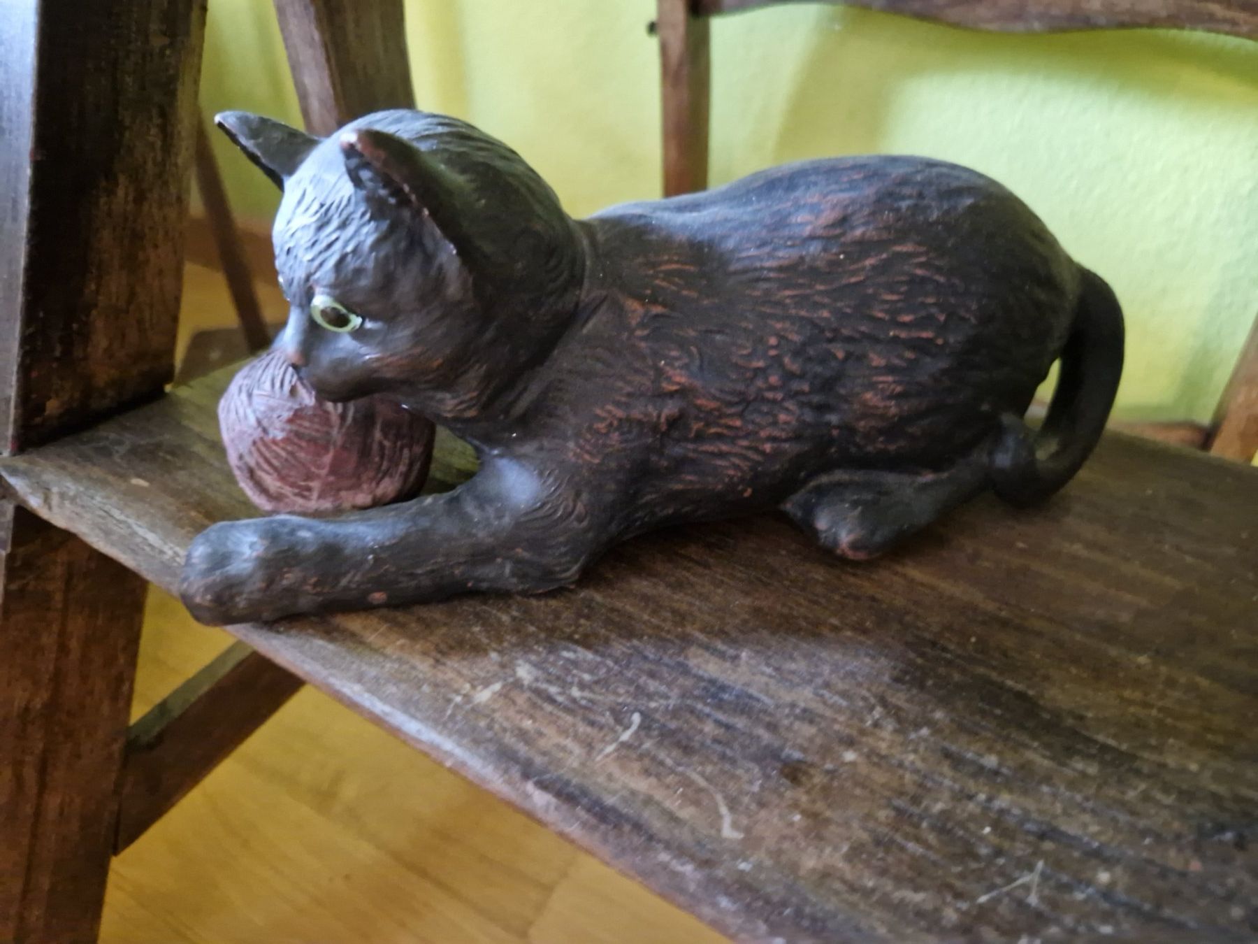 Statuette: Katze mit Wollknäuel aus Keramik Bretby England – Usato da Fislisbach venduto da mka_km8f