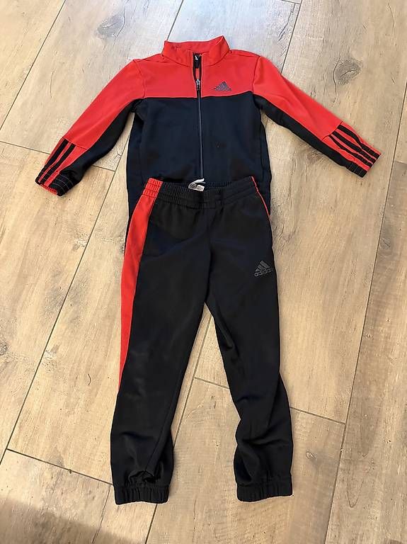 Adidas Completi: Kinder Adidas Trainer Grösse 116 – Usato da Othmarsingen venduto da Oepfel