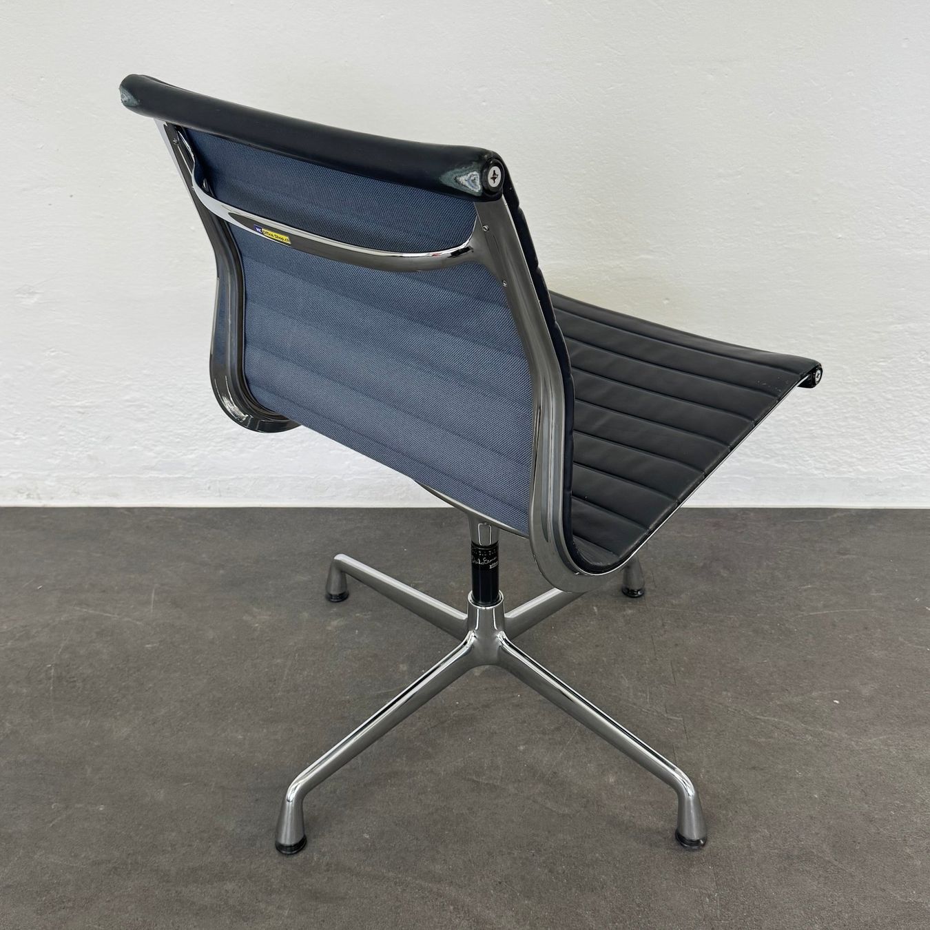 Sedie: Vitra Eames Alu Chair EA106 Leder – Usato da Schönenwerd venduto da mcofficeshop 3