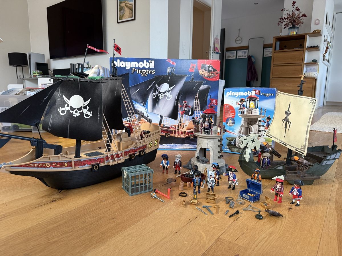 Playmobil Giocattoli: PLAYMOBIL Set: Piratenschiffe mit Leuchtturm – Usato da Steinmaur venduto da kbraun01
