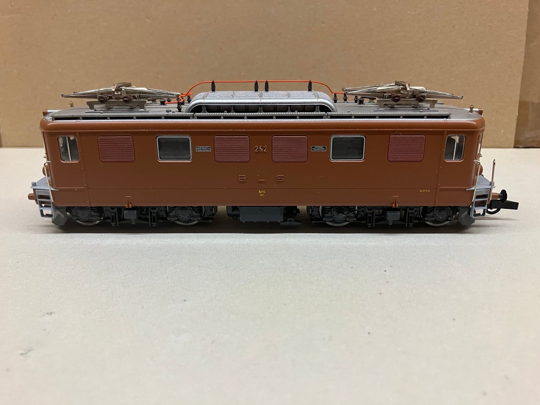 Roco Modellini di ferrovie: Roco 63883 BLS Ae 4/4 252 braun Ursprungsversion, H0 GS – Usato da Neuendorf venduto da sitek071 1