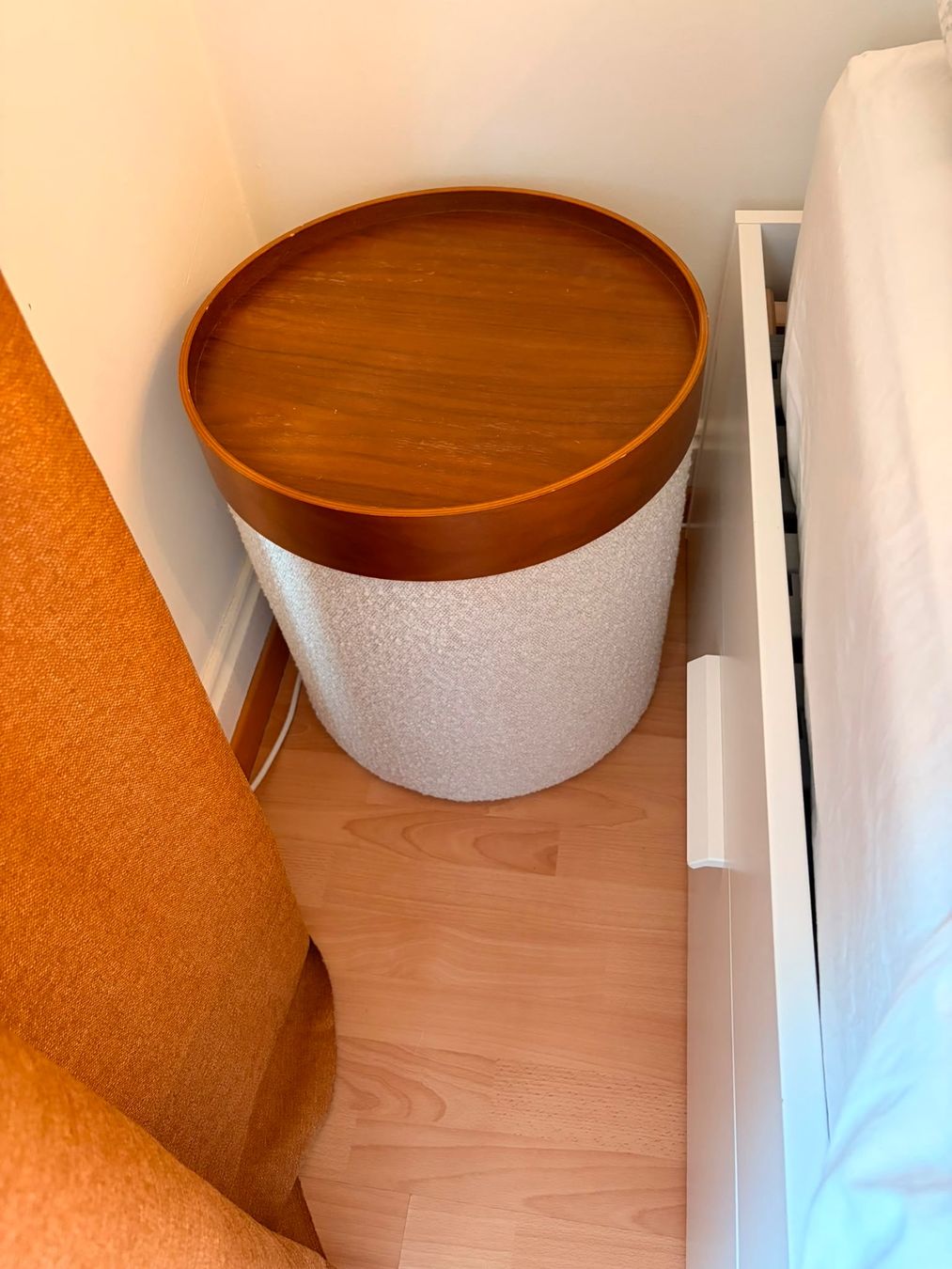Sofacompany Tabourets: Bouclé Pouf mit Nussbaum Tablett – D'occasion à Zürich par pre_vy7t 1