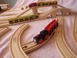 schöne grosse BRIO Eisenbahn mit 3 Loks und vielen Schienen