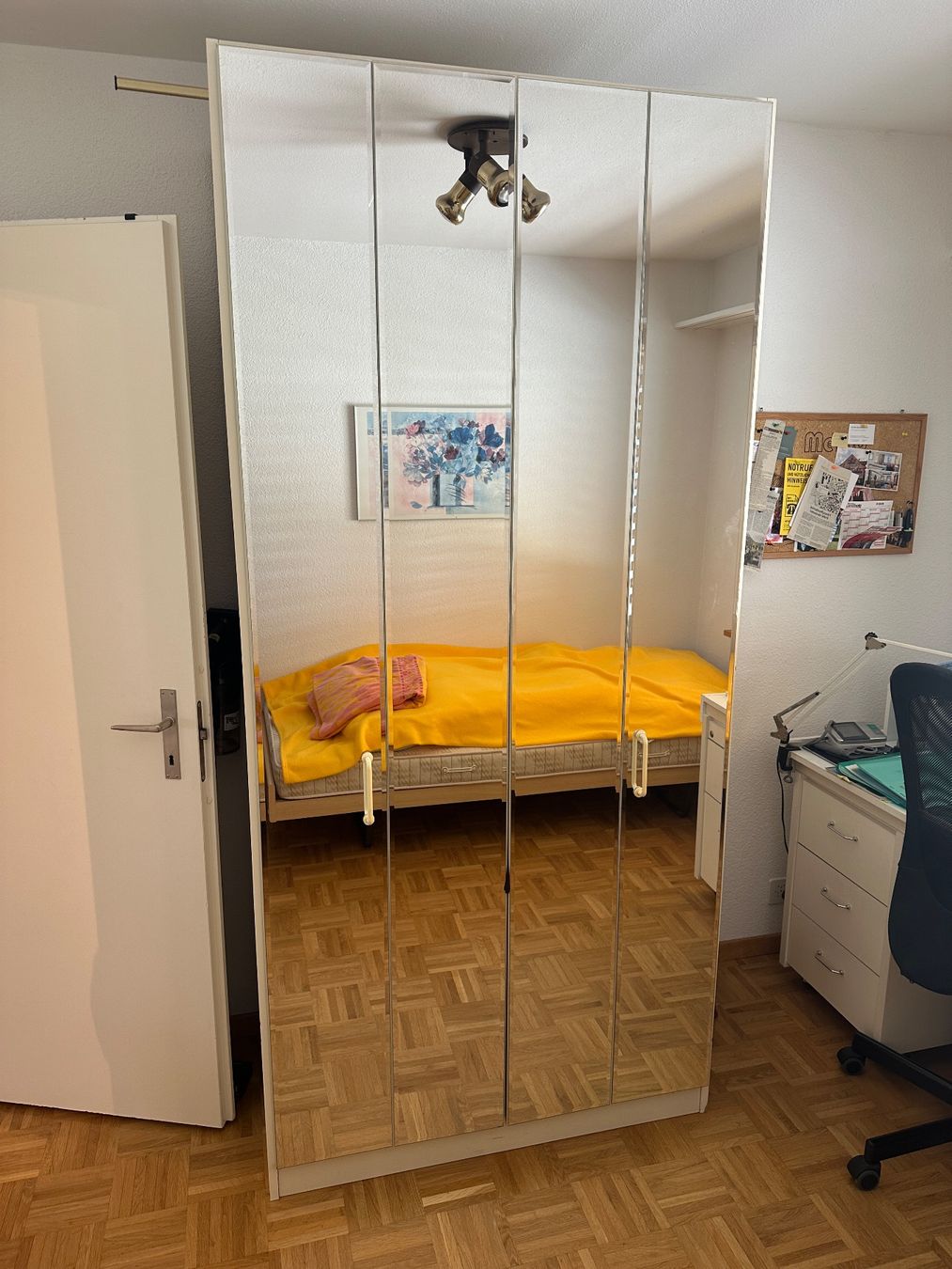 Schränke: Schrank mit Spiegel-Falttüren – Gebraucht aus Belp von Bruno7327