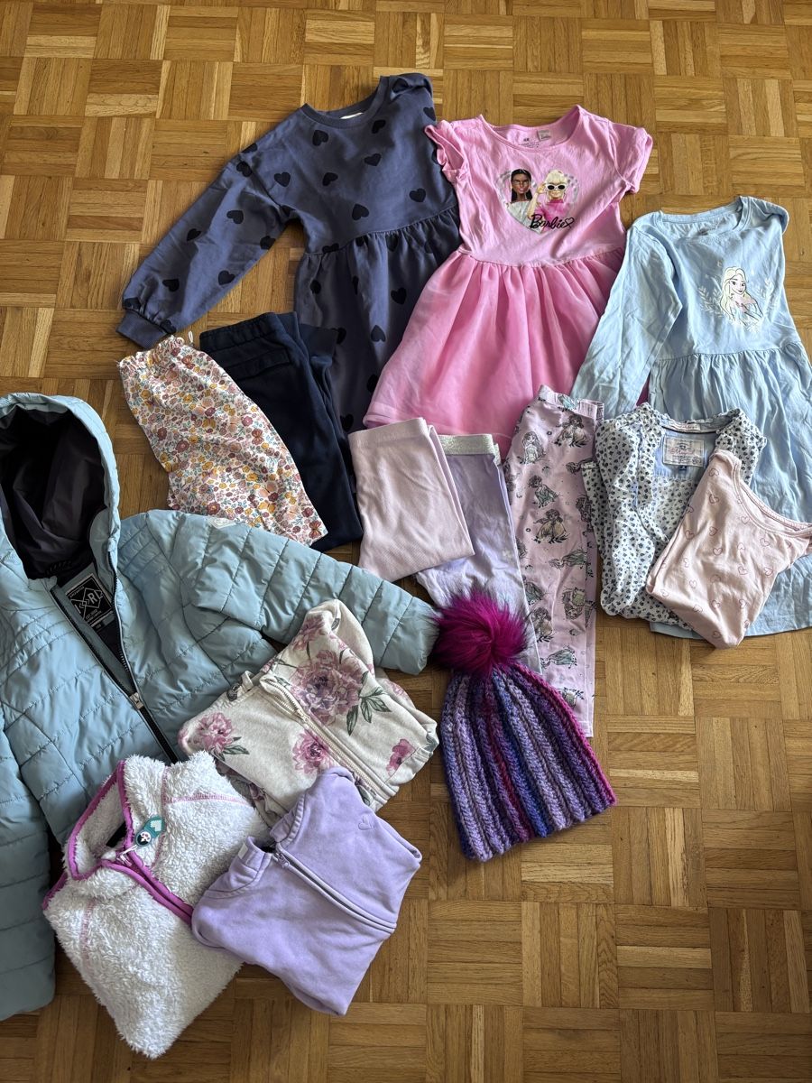 Lotti & Set di vestiti: Kleiderset 122/128 – Usato da Jona venduto da SaF0da