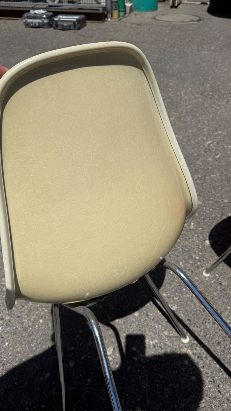 Eames Sedie: Eames Fiberglas Sidechairs Orange, gepolstert – Usato da Volketswil venduto da Kornhouse 7