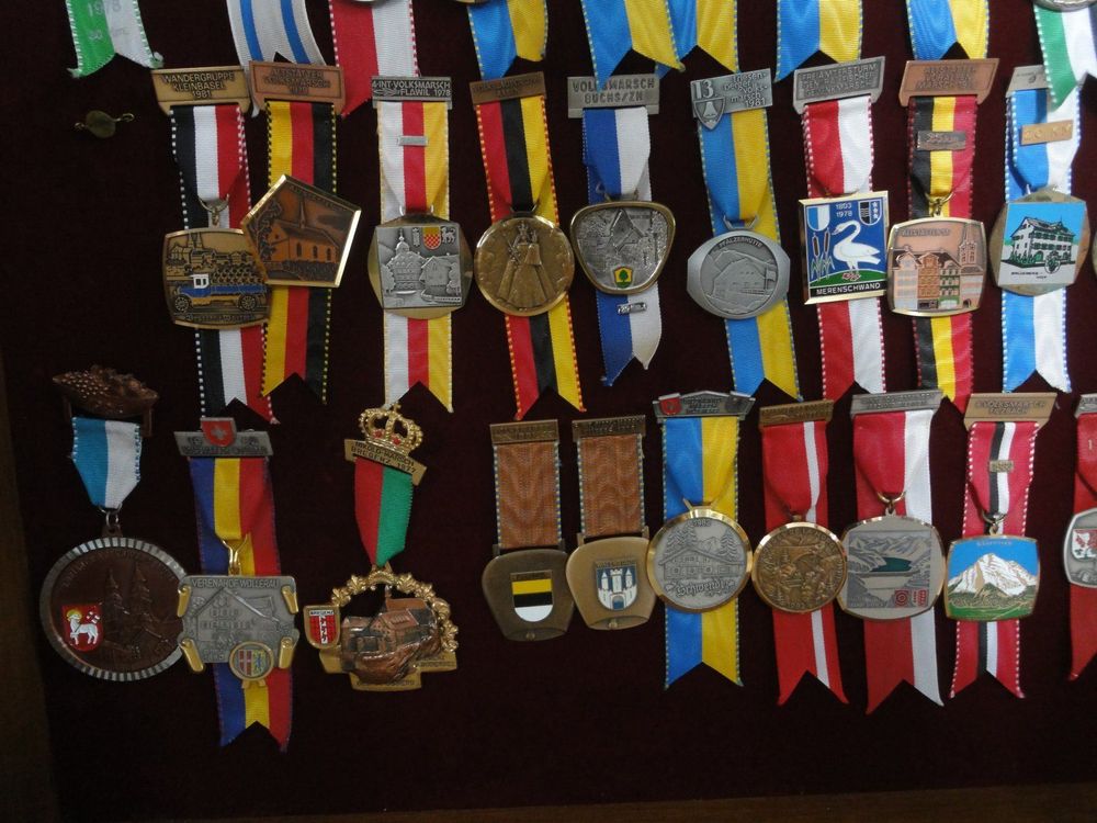 Medaillen Vitrine Aus Massivholz - Für 1 Medaille & 2 Fotos, Wand Oder Tisch