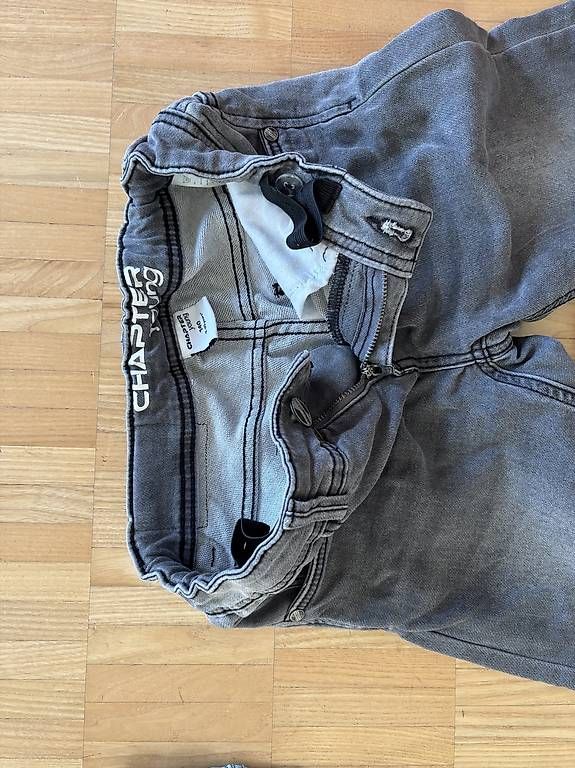 Pantaloni: 2 Jeans-Hosen, hellblau Gr. 134+ hellgrau Gr. 140 – Usato da Wangen ZH venduto da estrellita13 2