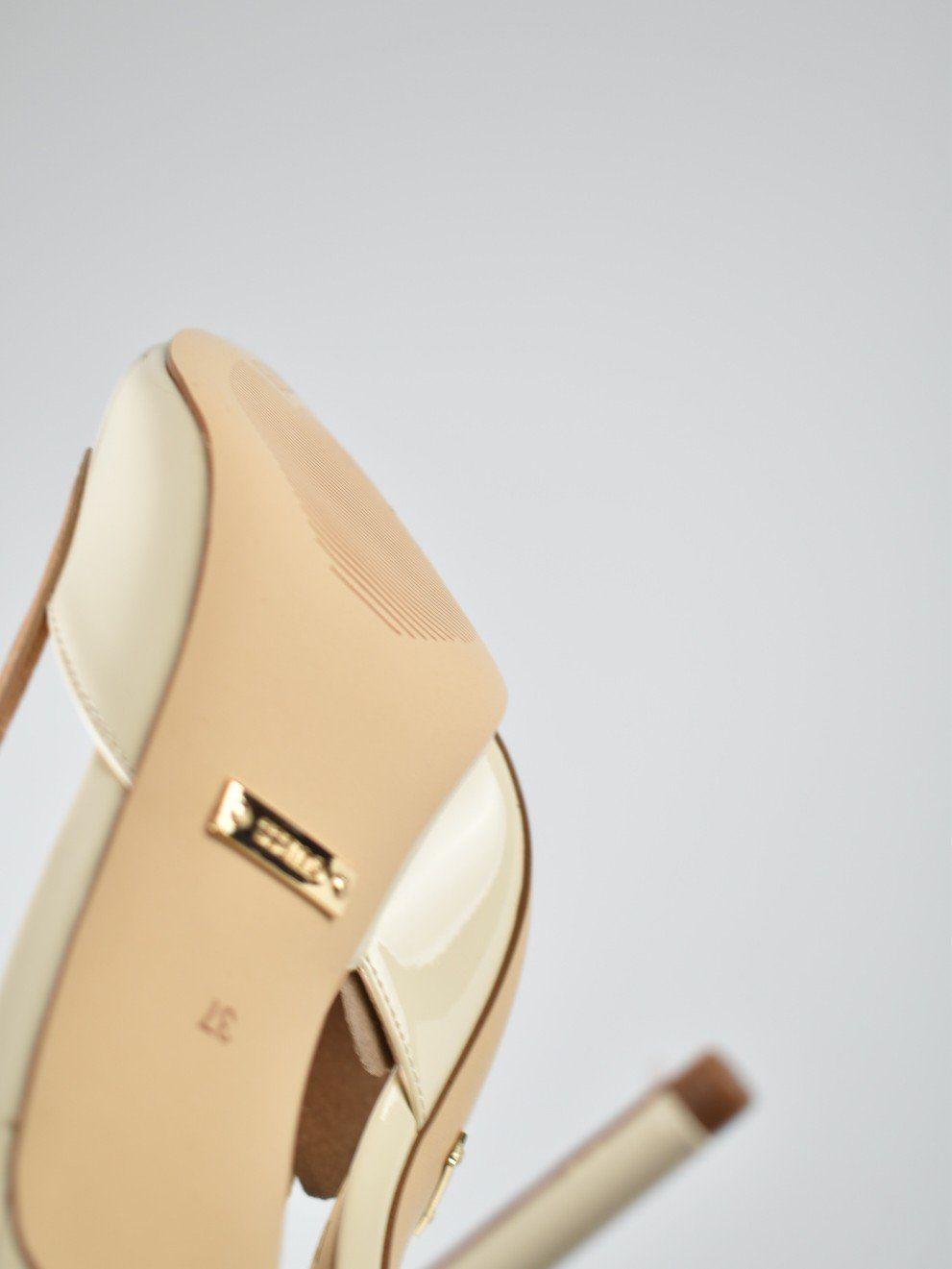 Guess Scarpe da donna: Guess "Ricky" Lack High Heels, neu, Gr.37 – Nuovo (secondo la descrizione) da Nürensdorf venduto da 2ND_STORY 9